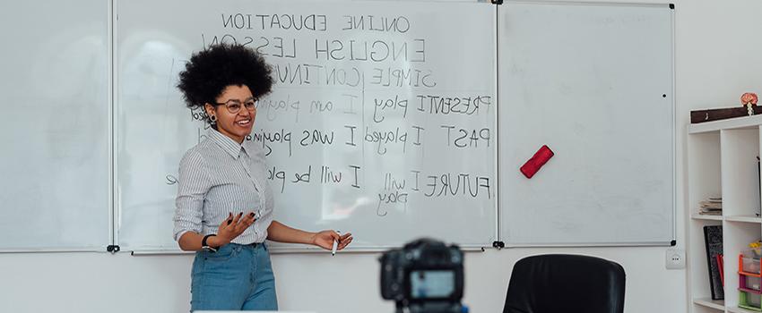 女性在白板上教英语.