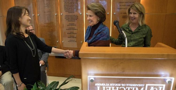 Dr. 艾琳·安恩英, 正确的, 受到美国受托人阿琳·米切尔的祝贺, 已故梅尔·米切尔的妻子. 与她同行的还有负责发展和校友关系的副校长玛格丽特·沙利文. 