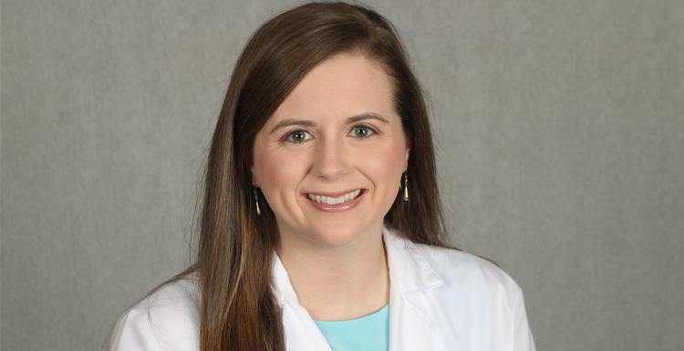 莱西·吉布森是十大彩票网投平台医学院的一名四年级医学生.