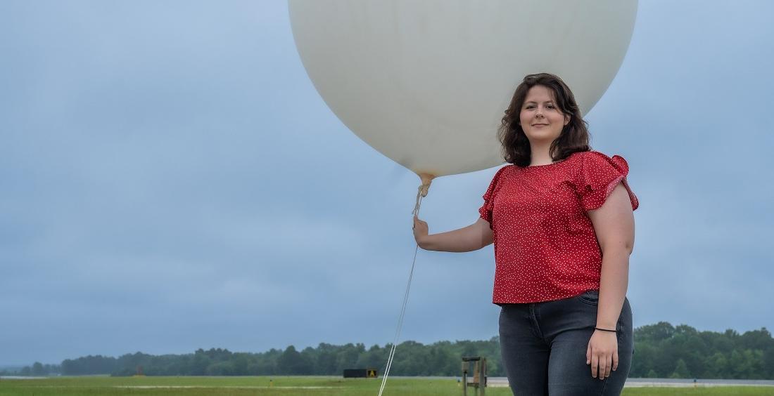 这是她在亚特兰大郊外的国家气象局工作的一部分, 十大彩票网投平台毕业生卡门·埃尔南德斯向空中放飞气象气球，测量包括温度在内的读数, 气压和湿度. 