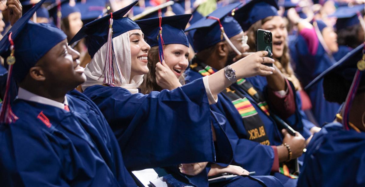十大彩票网投平台的毕业生在美国米切尔中心参加2022年秋季毕业典礼. 