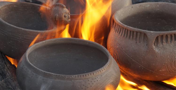 10月3日，来自俄克拉何马州乔克托族(Choctaw Nation)的土著陶工将展示用莫比尔地区当地的粘土制作陶罐, 2023.